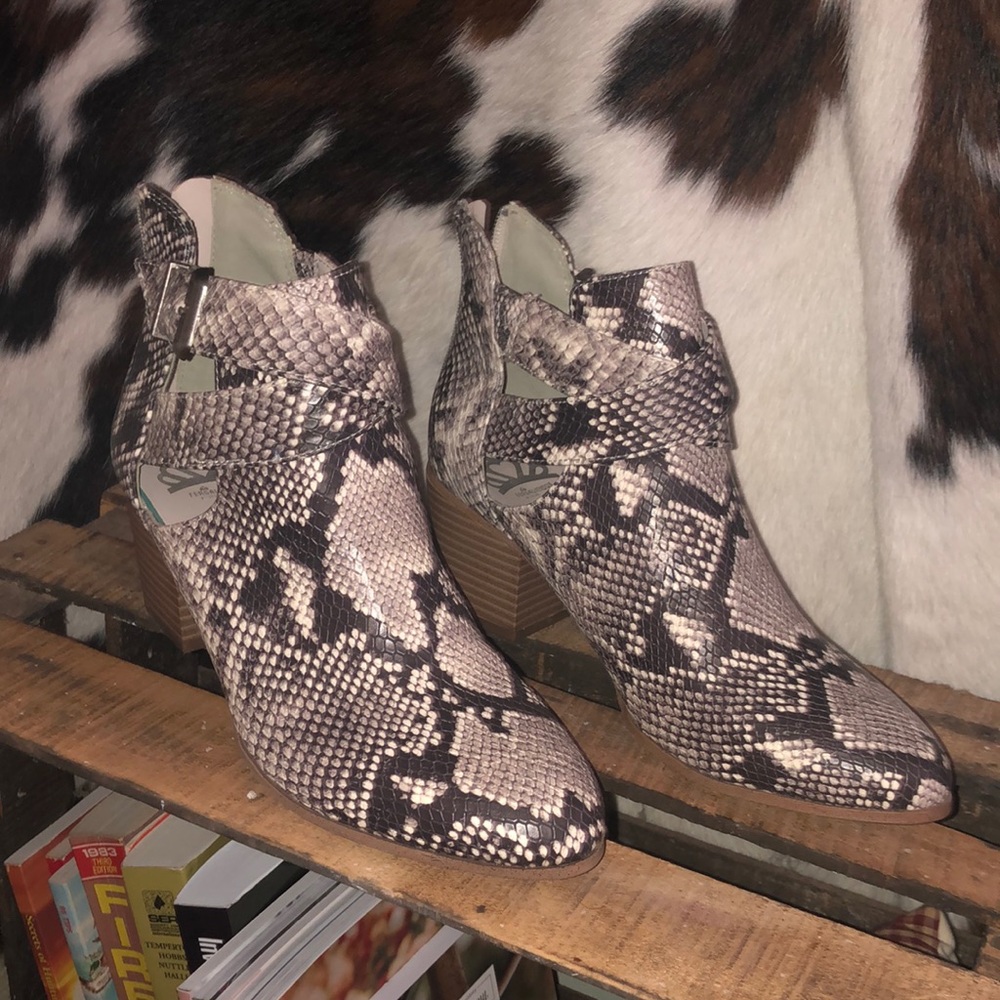 Fergalicious snake print booties 8.5 womens